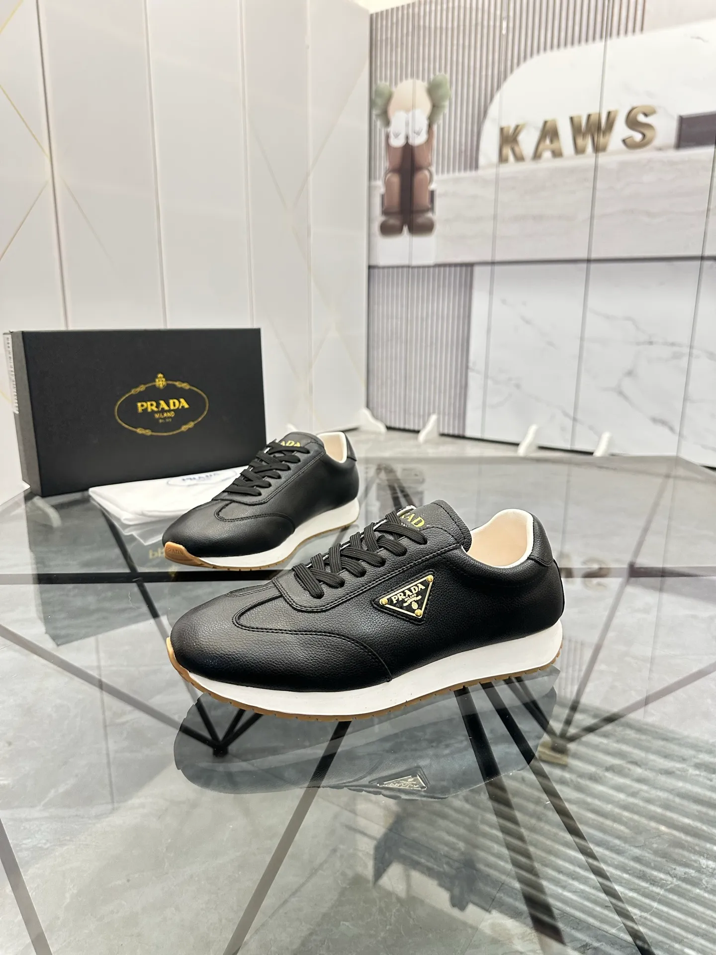 Men's shoes: 💰P420¥ Product trademark: Prada *"Prada*" low-top casual shoes Regular size: 38-44 (can be customized to 45) Product materials: imported cowhide upper, sheepskin lining, original outsole. Number: 020
